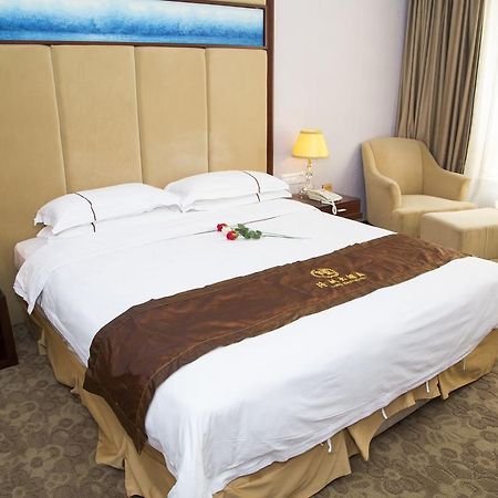 Long Zhou Grand Hotel Guangzhou Bagian luar foto