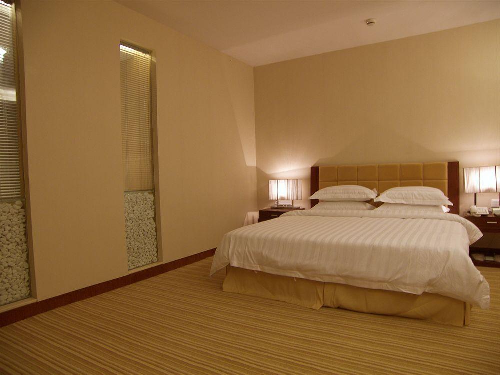 Long Zhou Grand Hotel Guangzhou Bagian luar foto