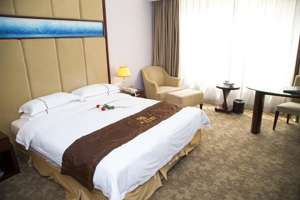 Long Zhou Grand Hotel Guangzhou Bagian luar foto